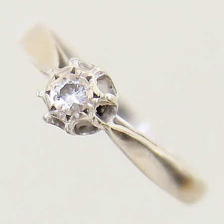 Ring med diamant 0,10ctv enligt gravyr stl:18¾ bredd 1-6mm vitguld, behov av omrodinering 18K Vikt: 2,6 g