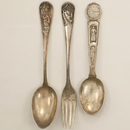 Två skedar samt gaffel längd 14-15,5cm silver 830/1000 Vikt: 100,8 g