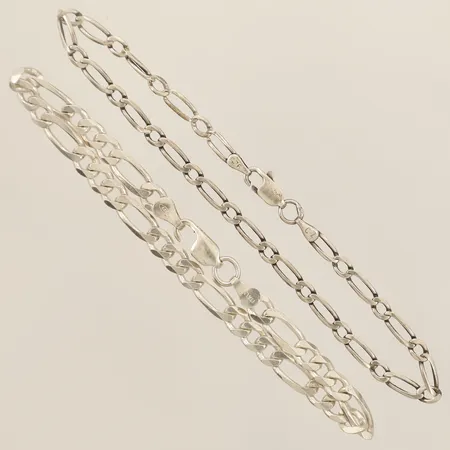 Två armband Figaro längd 21-22,5cm bredd 3,6-5,5mm defekt lås silver 925/1000 Vikt: 14 g