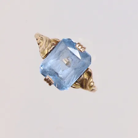 Ring med blå syntetisk sten gravyr 18K Vikt: 3,2 g