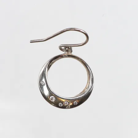 Ett udda örhänge med vita stenar, 29,5mm, krok, 925/1000 silver Vikt: 2 g