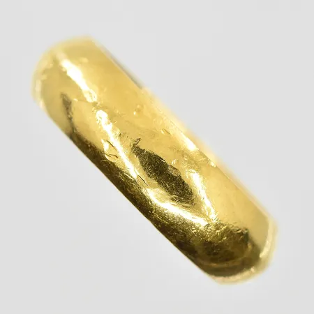 Ring stl:15¾ bredd 5 mm, ojämn skena, gravyr, 23K. Vikt: 4,5 g