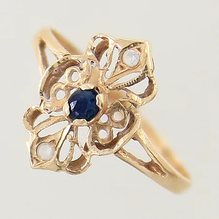 Ring med vita samt blåa stenar stl:17¼ bredd 1,5-14mm 14K Vikt: 1,4 g