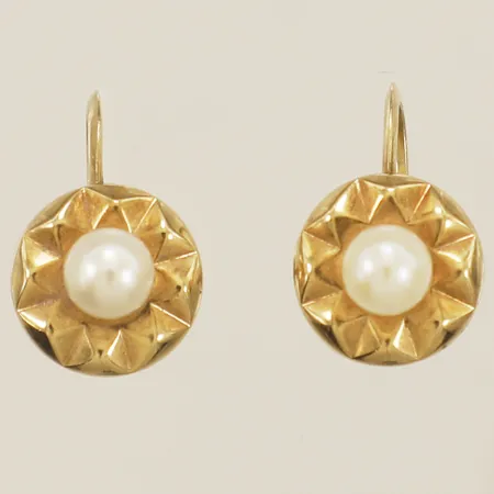 Ett par örhängen med pärlor Ø10mm, skruvlås, 14K Vikt: 2,4 g
