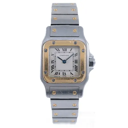 Damur Cartier Santos Galbée stål/guld quartz 24x24mm, innermått 16cm, viklås, bruksskick, skadad safir på kronan, inga tillbehör. Uppdatering: nytt batteri 2026-10-05. Vikt: 0 g
