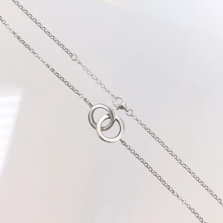 Halscollier med vita stenar, längd 44,5cm, bredd 2-15mm, 925/1000 silver Vikt: 9,7 g