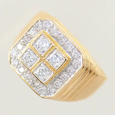 Ring med briljansslipade diamanter 20x ca 0,02ct, 4x ca 0,10ct stl:19 bredd 3-14mm ostämplad 18K Vikt: 9,2 g