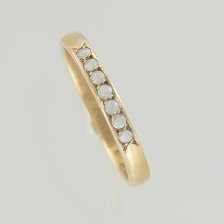 Ring med stenar stl:17½ bredd 3 mm, graverad 18K   Vikt: 2,4 g