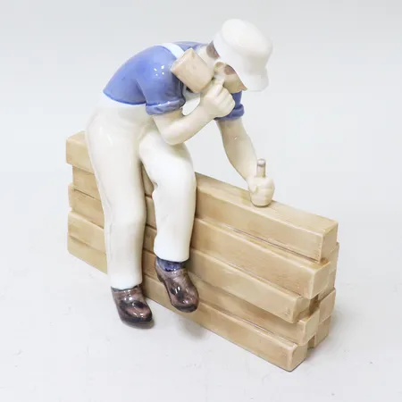 Figurin Bing & Gröndahl nr 2339 snickare, höjd 21cm bredd 21x7cm, Danmark. Skickas med postpaket.