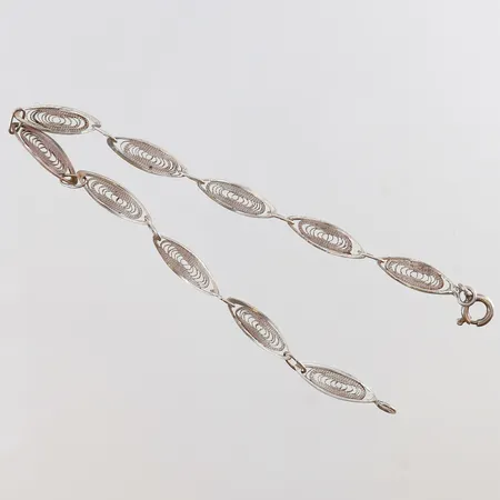 Armband med genombruten dekor längd 18,5cm bredd 5mm Silver 830/1000.  Vikt: 3,3 g