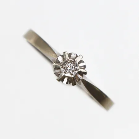 Ring med diamant 0,02ct enligt gravyr, Stl:17¼, bredd: 1,9-5,8mm, gravyr, vitguld, 18K Vikt: 2,1 g
