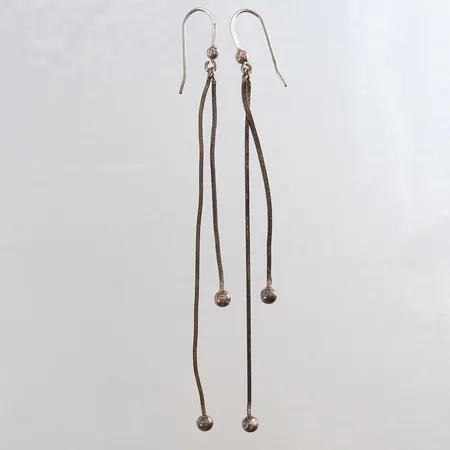 Ett par örhängen med kulor 95x4,5mm Silver 925/1000. Vikt: 3,1 g