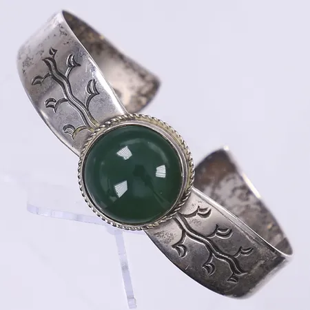 Armring med grön sten ca 46x57mm bredd 10-19mm svenska stämplar Göteborg 1935 silver 830/1000 Vikt: 18,5 g