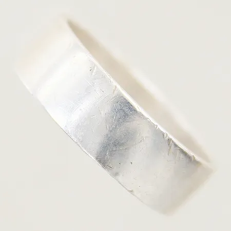 Ring slät stl:20½ bredd 7mm repig, jack i skenan silver 925/1000 Vikt: 5,8 g