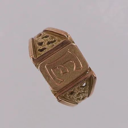 Klackring med bokstav E ca stl:17½, bredd 3,4-10,7mm, genombrutna detaljer, skev, 14K.  Vikt: 3,9 g