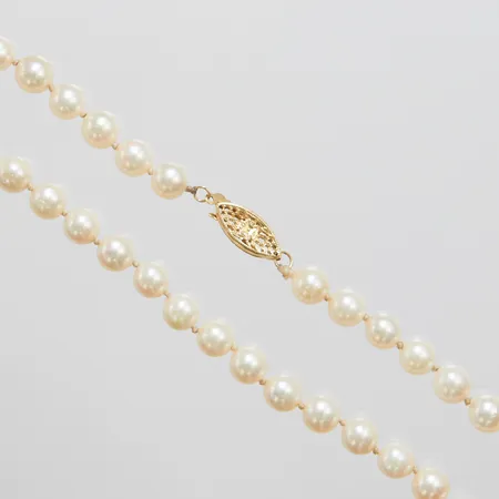 Pärlcollier längd 51cm, bredd 6,5mm odlade saltvattenpärlor, lås i 14K, defekt lås, bruttovikt 27,5g Vikt: 27,5 g