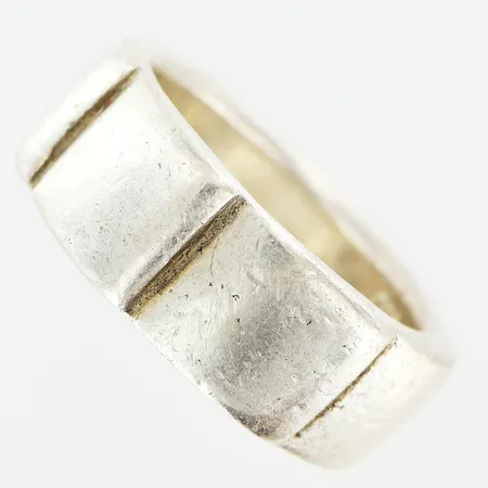 Ring Guldfynd stl:17½ bredd 8mm, repor, silver 925/1000 Vikt: 11,9 g