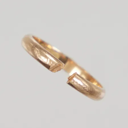 Ring uppklippt, gravyr, 18K Vikt: 2,2 g