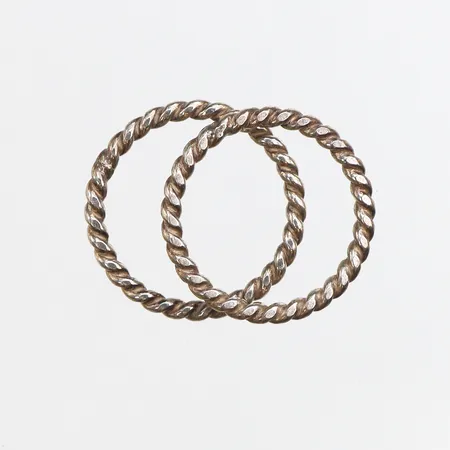 Två ringar, Stl:15½-16, ostämplat silver Vikt: 2,5 g