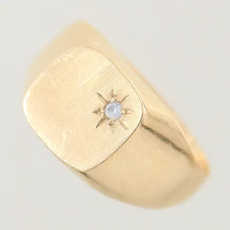 Klackring med vit sten stl:22 bredd 3,8-12mm repig 18K Vikt: 5,1 g