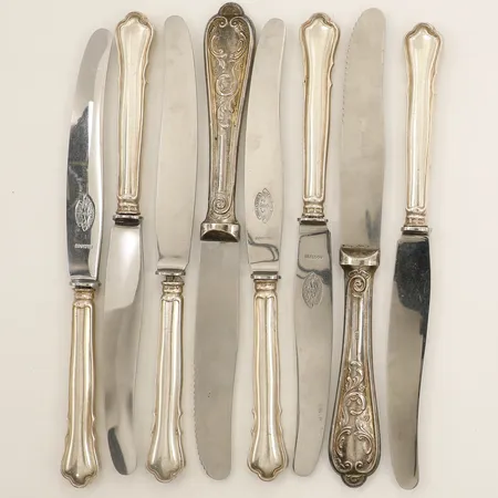 Åtta knivar med blad i rostfritt stål olika modeller och storlekar silver bruttovikt 424,9g Vikt: 424,9 g