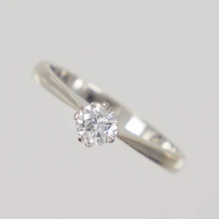 Ring stl 17¼, diamant 1x31ct enligt gravyr, bredd 2,2-5mm, GFAB vitguld 18K Vikt: 2,8 g