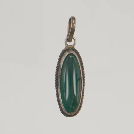 Hänge med grön sten längd inklusive ögla 36,3mm, bredd 10,6mm, 925/1000 silver, Bruttovikt: 3,2g. 