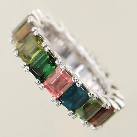 Ring med multifärgade turmaliner totalt 8,08ct enligt gravyr stl 17¼ bredd 7mm vitguld 14K Vikt: 7,1 g
