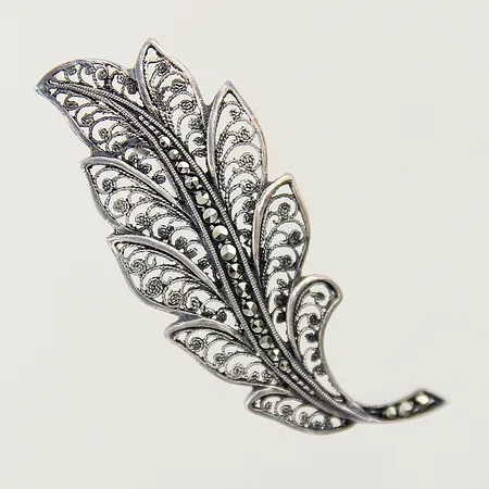 Brosch med filigranarbete samt markasiter 46x16mm silver 835/1000 Vikt: 3,9 g