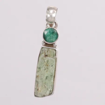 Hänge längd 4,0cm bredd 8,9mm gröna stenar silver 925/1000 Vikt: 4,9 g