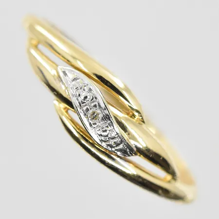Ring med vit sten stl:16¾, bredd 1-5 mm, gulguld/vitguld, 14K. Vikt: 1,2 g