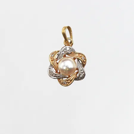 Hänge med diamanter 6 x ca. 0,005ct samt pärla, 20x11mm, vitguldsdetaljer, 18K Vikt: 1,9 g