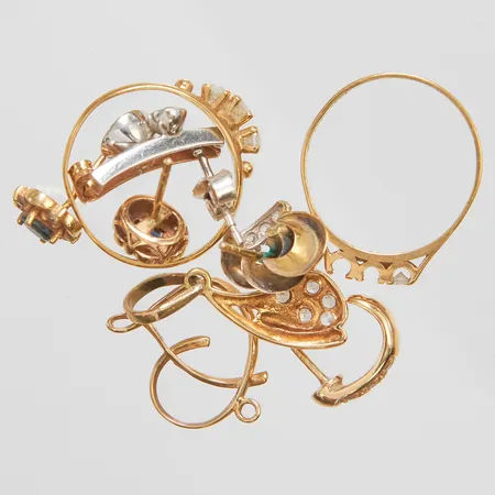 Diverse guld, stenar samt små diamanter, defekter, trasigt, 18K, bruttovikt 8,5g Vikt: 8,5 g