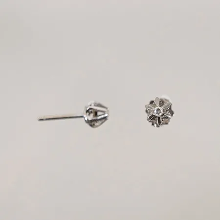 Ett par örhängen med diamanter 2 x ca 0,02ct 18k vitguld saknar 1 snurrebuss Vikt: 1,1 g