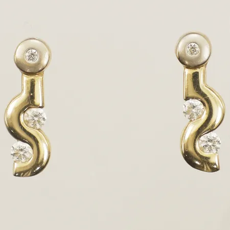 Ett par örhängen med vita stenar längd 15,4mm bredd 5,3mm 14K Vikt: 2,2 g