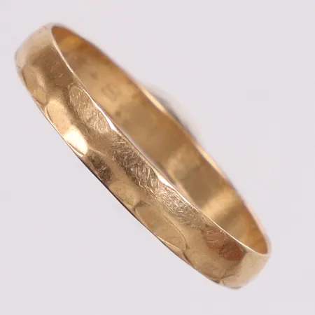 Ring mönster dekor stl:19¼ 18K Vikt: 1,2 g