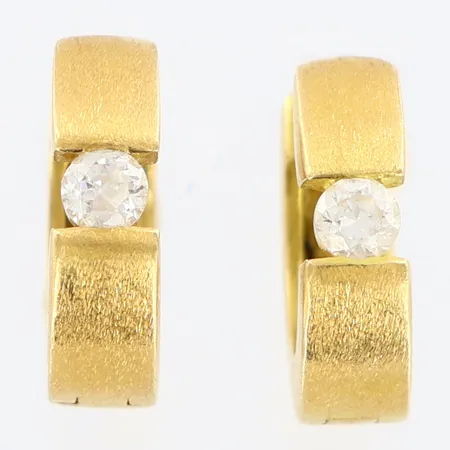 Örhängen creoler frostad yta och vita stenar, längd Ø10mm, bredd 3,5mm, 18K Vikt: 3,9 g