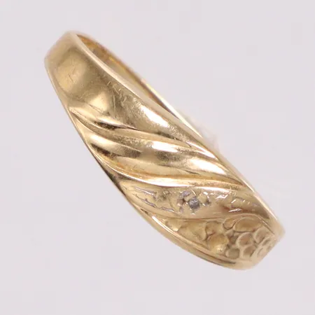 Ring mönster dekor stl:17¾ ojämn 18K Vikt: 1,3 g