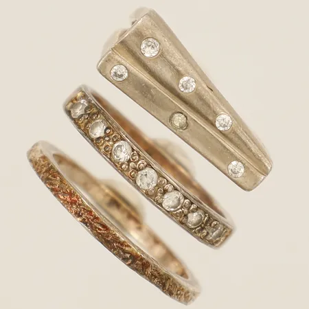 Tre ringar stl:17-17¼ bredd 1,8-7,3mm ojämnheter på skena stenar silver 925/1000 Vikt: 6,7 g