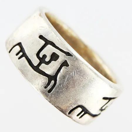 Ring stl:17½, bredd 9mm, dekor av hällristningar, silver 925/1000 Vikt: 11,1 g