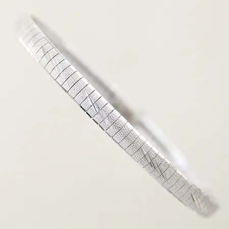 Armband med dekor längd 19cm bredd 5,6mm halvstelt, slappt lås silver 835/1000 Vikt: 15,1 g