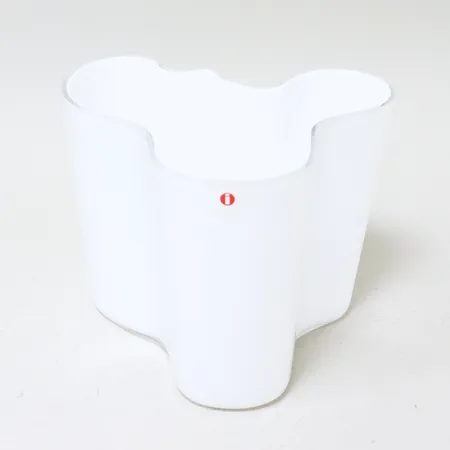 Vas Savoy Iittala Alvar Aalto, glas i vitt, höjd 15,5cm bredd 15x20cm. Skickas med postpaket.