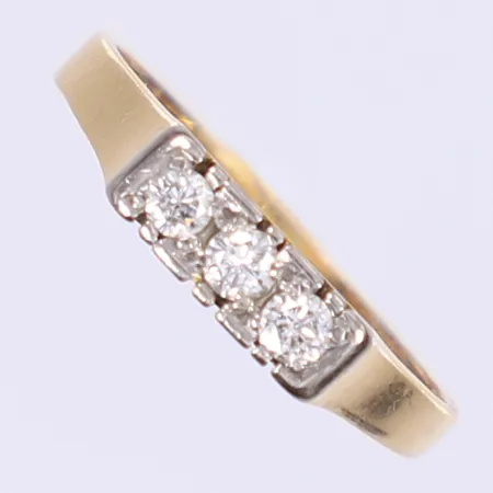 Ring med diamanter 0,18ct enligt gravyr stl: 16 bredd 2-4mm Heribert Engelbert Stockholm 1963 18K Vikt: 2,7 g