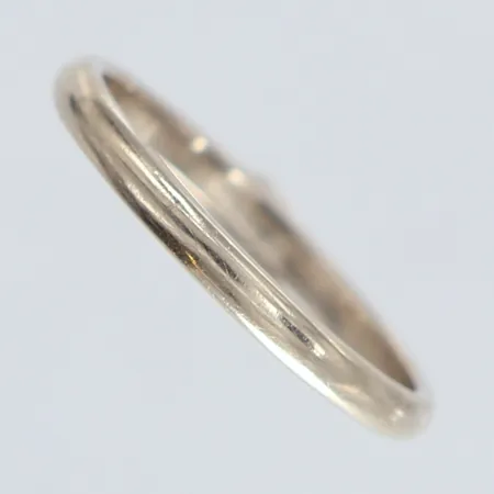 Ring slät stl:15¼ bredd 1,8mm behov av omrodiering vitguld 14K.  Vikt: 1,2 g