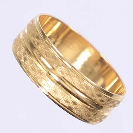 Ring med dekor stl:19 bredd 6mm 21K Vikt: 4,5 g