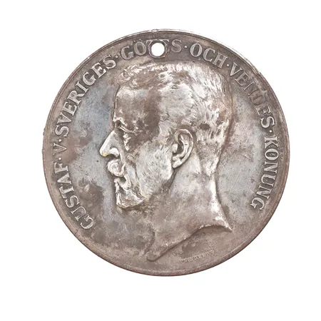 Medalj, För Hästafvelns främjande, porträtt av Gustaf V graverad av Adolf Lindberg, Frånsidan med gravörsignatur L.A. till höger på basen, borrhål, Ø43,5mm, 830/1000 silver Vikt: 39 g