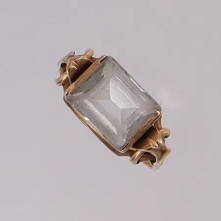 Ring med sten, stl:17½ bredd 1,5-8,8mm, bucklig. 18K Vikt: 3,7 g