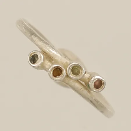 Ring med färgade stenar stl:17 bredd 4,4mm silver 925/1000 Vikt: 1,6 g