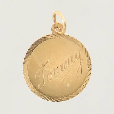 Hänge 20x15mm gravyr samt repig 18K  Vikt: 1,2 g