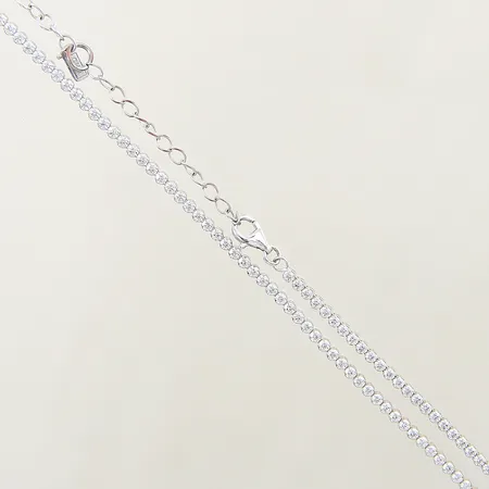 Collier med vita stenar GHA justerbar längd 34,5-44cm bredd 2,4mm något ojämn länk silver 925/1000 Vikt: 5,9 g